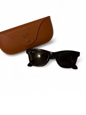 Ray-Ban Black Wayfarer Sunglasses with Brown Case